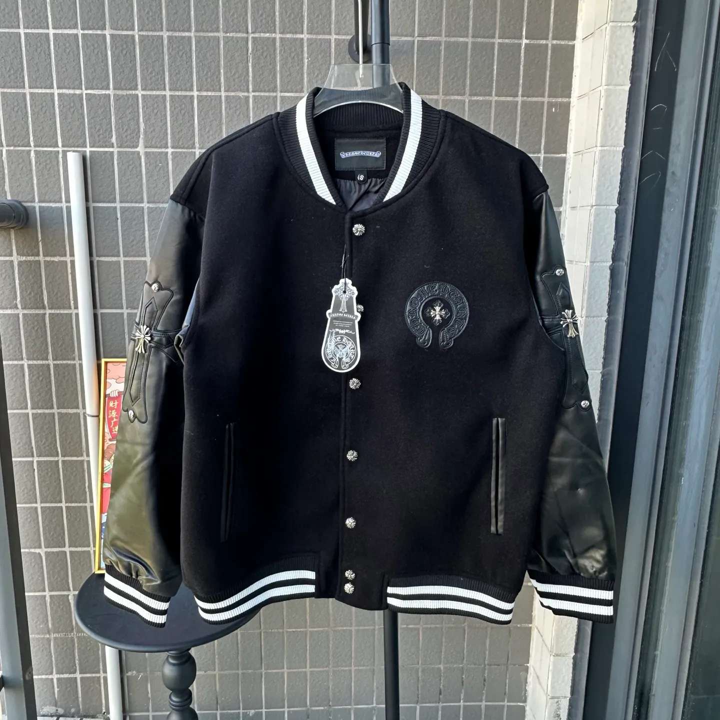 P370 Model No.: TT110 Chromehearts/Cro Heart Cross Embroidered Letters Leather Sleeves Spliced ​​Baseball Jacket Channel Boutique The most popular baseball jacket among fashionable men and fashionable women. There are versions at all levels in the market (you must compare the details). The most powerful quality control has been producing and researching baseball uniforms for 7 years. The details are exquisite. With it, you are the most beautiful boy in the world. The paint-coated full-face four-button buckle (button with LOGO), the average weight of the fabric is nearly 900 grams, and it is made of wool + eyeliner blended, custom-woven and dyed wool with high color fastness. The lining is made of silky and delicate cupro fiber! The texture is thick, the color is more uniform and beautiful, and the sharp edges and corners are full of three-dimensionality, showing laziness, casualness, and youthful vitality! Color: Black Navy Size: S-XL